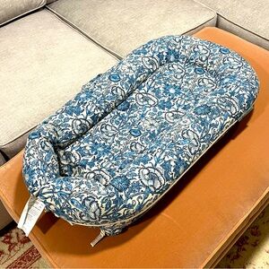 Dock-A-Tot Deluxe x William Morris & Co. in Blue And White Rose Cover + Insert